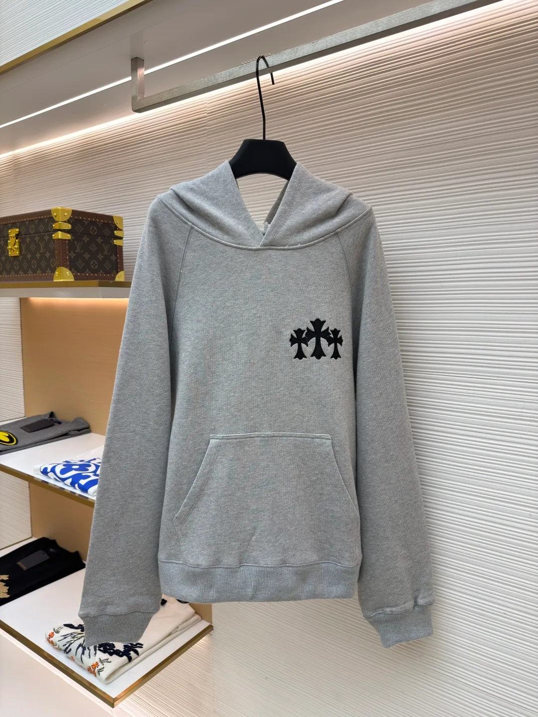 Chrome Hearts logo hooded sweatshirt ●Original version: Purchased and developed for 15998 ●Item number: 1682025-B15 ●Fabric: Interwoven air cotton fabric ●Technology: Patch embroidery production ●Color: Gray ●Version: Loose fit ●Weight: about 920 grams ●Size: S-M-L-XL ●Description: Customized heavy fortress interwoven air cotton, full of texture, thick and solid, based on high-end ash tone With a sense of beauty that coexists with vicissitudes of life and elegance, the Crow heart cross appliqué decoration on the chest becomes the ultimate interpretation of the dark Gothic style. The CH Gothic font is the finishing touch on the back page, letting the totem become your spiritual thorn. The logo iron plate sways slightly with the swing of the body, adding a sense of movement and vitality. It is unobtrusive but has an indescribable aura. It interprets the perfect blend of retro and luxury, using imported machine appliqué technology. Using advanced computer control systems and precision mechanical components, Chrome Hearts logo appliqué embroidery is realized, showing an embroidery effect with both clarity and three-dimensionality. The fabrics have been washed, have a better hand feel, are not easy to deform, are not easy to shrink, are not easy to fade, and maintain long-term beauty. The overall wiring is straight and delicate, the fabric is comfortable and soft, and the color is consistent without color difference. It can be matched with the same style to create a fashionable look and control various occasions. Customized accessories, complete with three standards, same style for men and women!